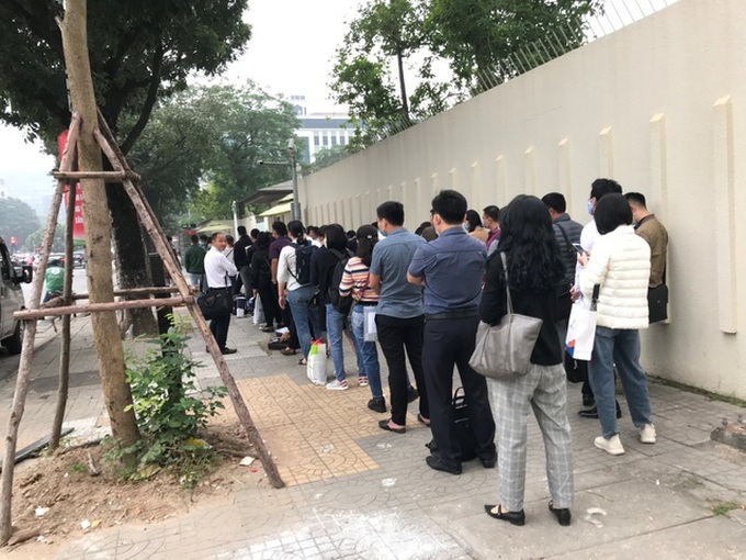 Hundreds queue from early morning for Japan visas - 7