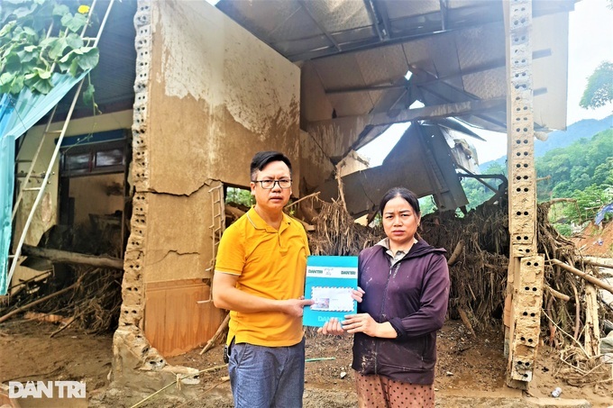 Dantri/Dtinews sends emergency aid to Nghe An flood victims - 1 Dantri/Dtinews sends emergency aid to Nghe An flood victims - 1