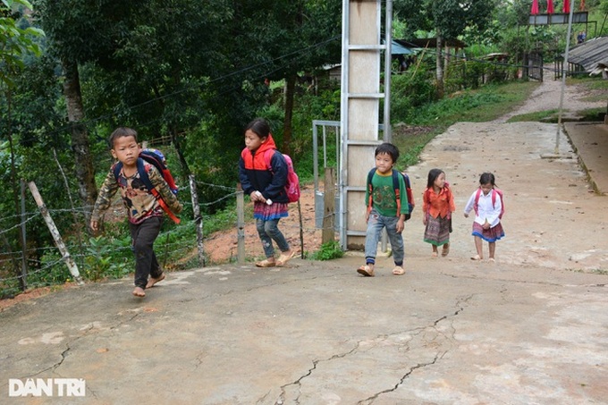 Children in remote Thanh Hoa district struggle to school - 2 Children in remote Thanh Hoa district struggle to school - 2