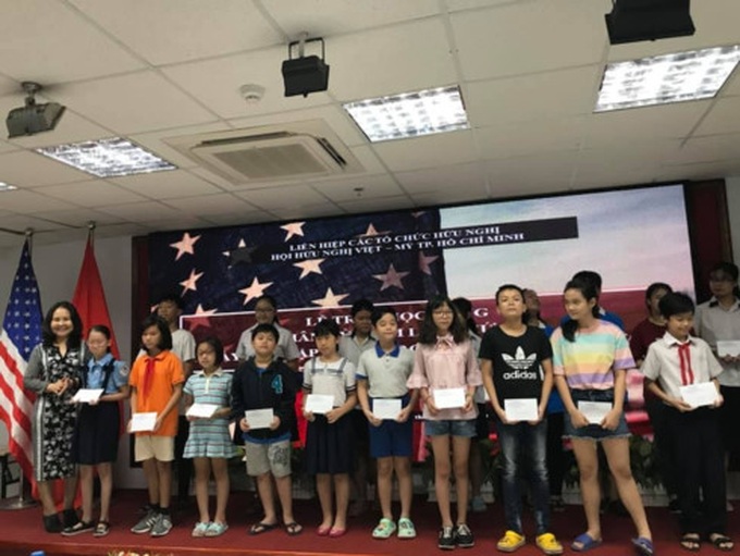 Vietnam-US Friendship Association presents 100 scholarships to poor students in HCM City - 1