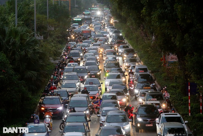 Hanoi streets jammed as Tet nears - 2