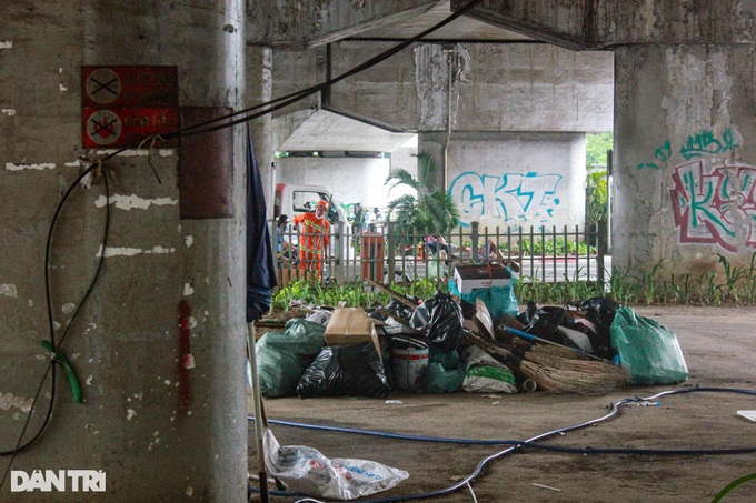 HCM City bridges suffer dumping - 7