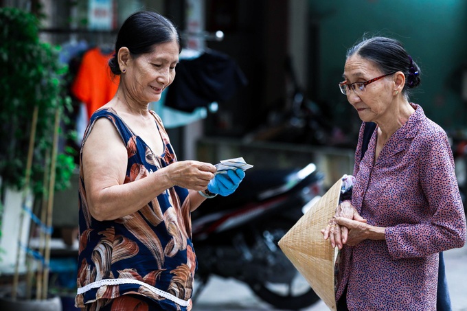 Elderly teacher offers free classes for poor students - 3