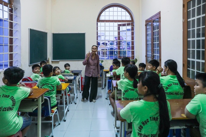 Elderly teacher offers free classes for poor students - 1