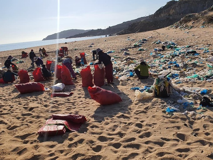 More than 100 people join hands to clean Ninh Thuan's polluted beach - 5 More than 100 people join hands to clean Ninh Thuan's polluted beach - 5