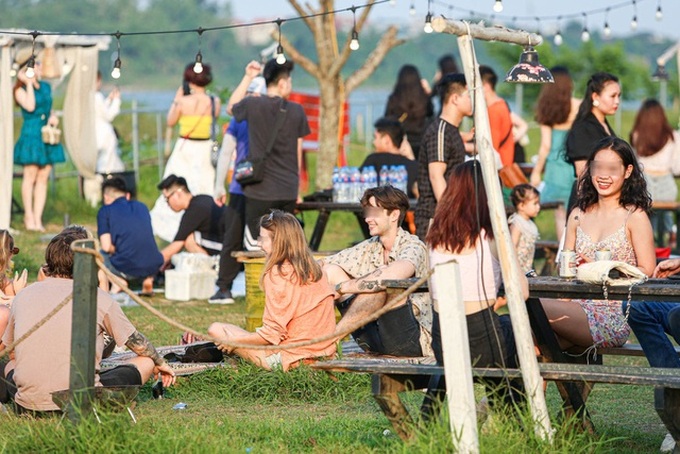 Hanoi river bank busy despite pandemic - 2 Hanoi river bank busy despite pandemic - 2