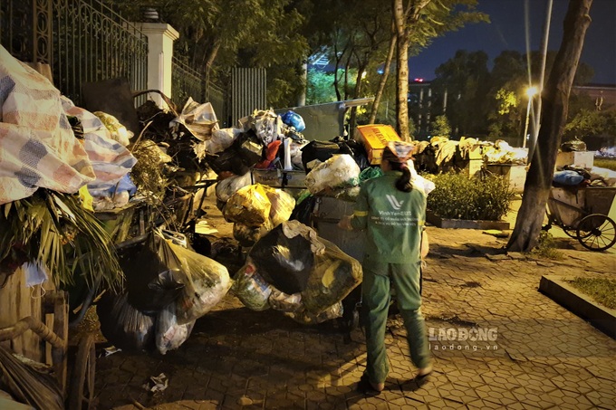 Hanoi faces rubbish pile-up following compensation dispute - 1