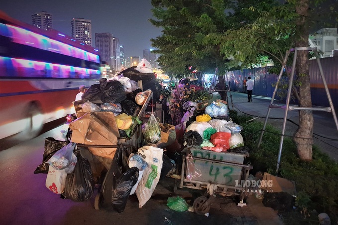 Hanoi faces rubbish pile-up following compensation dispute - 2