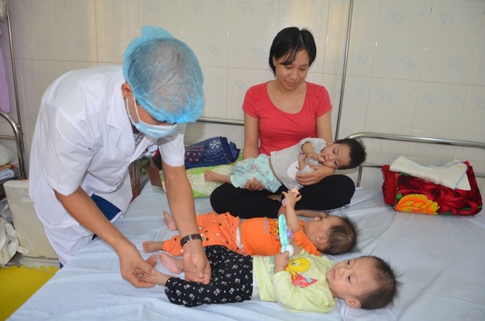 Mother calls for help for ill triplets - 1