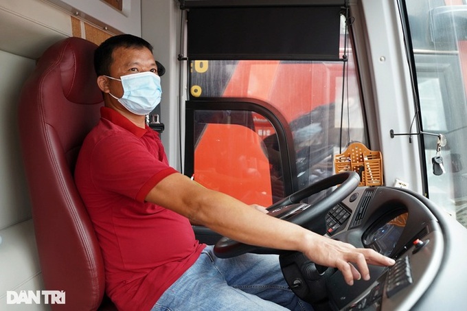 Hundreds of coaches, taxis in Hanoi left idle due to pandemic - 4
