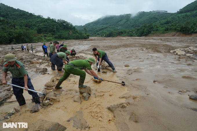 Hundreds mobilised to search for Lao Cai flash flood victims - 1