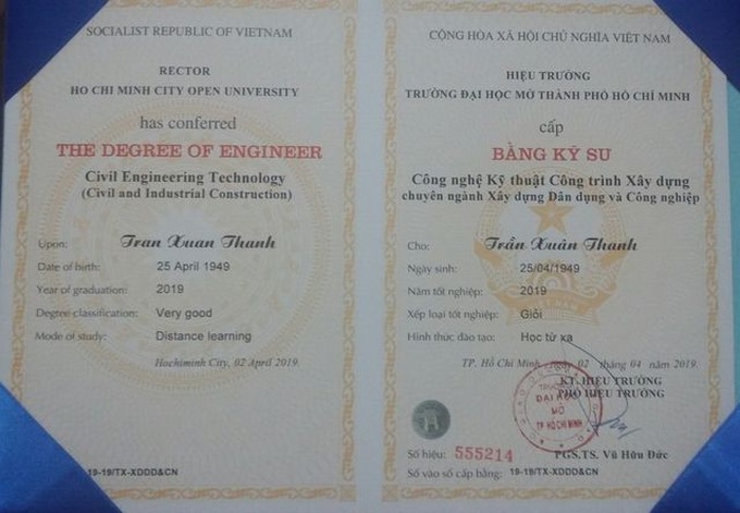 Elderly man awarded excellent bachelor degree - 2 Elderly man awarded excellent bachelor degree - 2