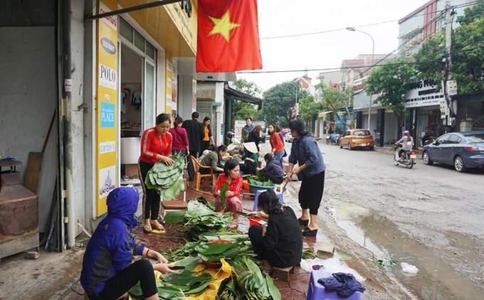 Nghe An people donate chung cakes to flood victims - 1