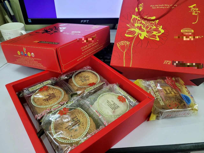 People queue hours to buy mooncakes - 12 People queue hours to buy mooncakes - 12