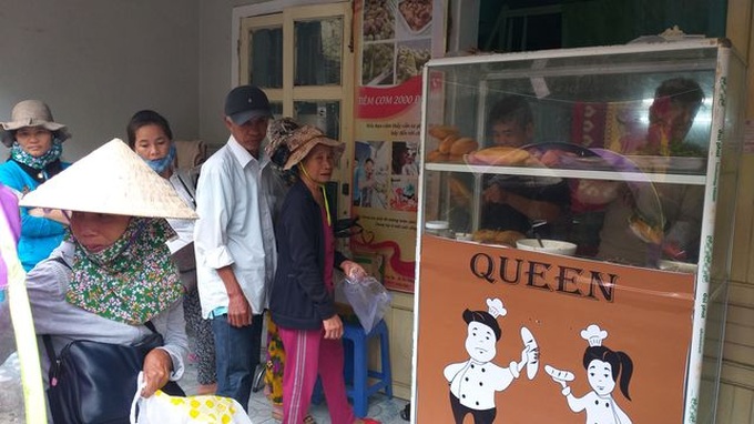 Quang Nam man opens free bread stall for poor people - 1 Quang Nam man opens free bread stall for poor people - 1