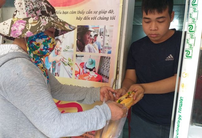 Quang Nam man opens free bread stall for poor people - 2 Quang Nam man opens free bread stall for poor people - 2