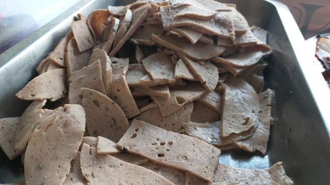 Quang Nam man opens free bread stall for poor people - 4 Quang Nam man opens free bread stall for poor people - 4