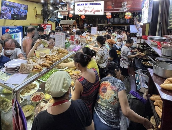 Hoi An sandwich shop faces suspension after food poisoning incident - 1 Hoi An sandwich shop faces suspension after food poisoning incident - 1