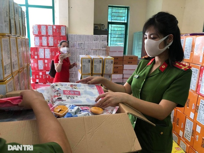 Over 10 illegally-imported tonnes of confectionary and milk tea seized - 1 Over 10 illegally-imported tonnes of confectionary and milk tea seized - 1