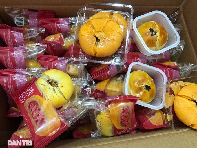 Over 10 illegally-imported tonnes of confectionary and milk tea seized - 2 Over 10 illegally-imported tonnes of confectionary and milk tea seized - 2