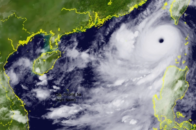 Storm Saola enters East Sea, causing high waves - 1