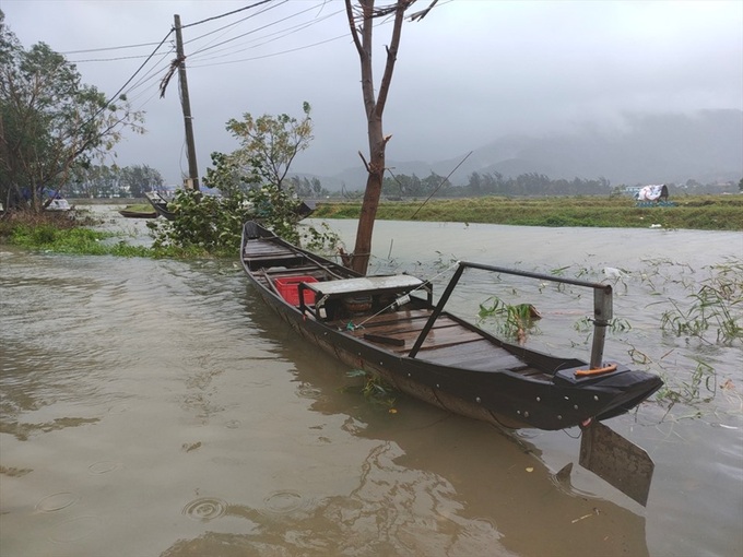 Hundreds of Thua Thien-Hue lagoon households prepare for evacuation - 3