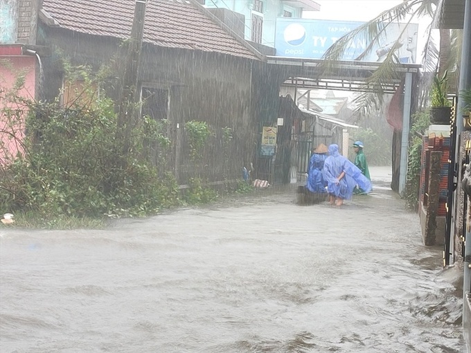 Hundreds of Thua Thien-Hue lagoon households prepare for evacuation - 5
