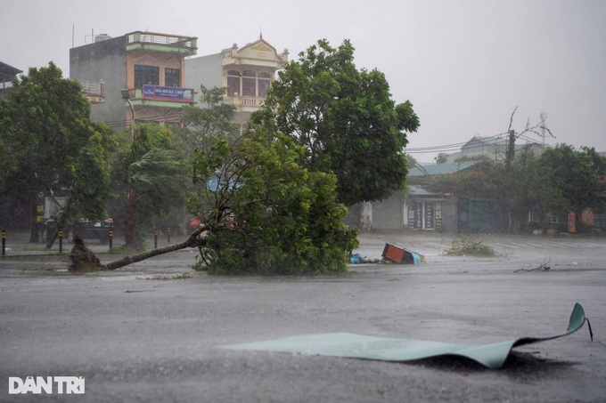 Yagi roars into Vietnam’s northern coast, exerts first impacts on mainland - 1 Yagi roars into Vietnam’s northern coast, exerts first impacts on mainland - 1