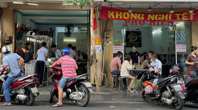 Many restaurants remain open through Tet holiday - 1