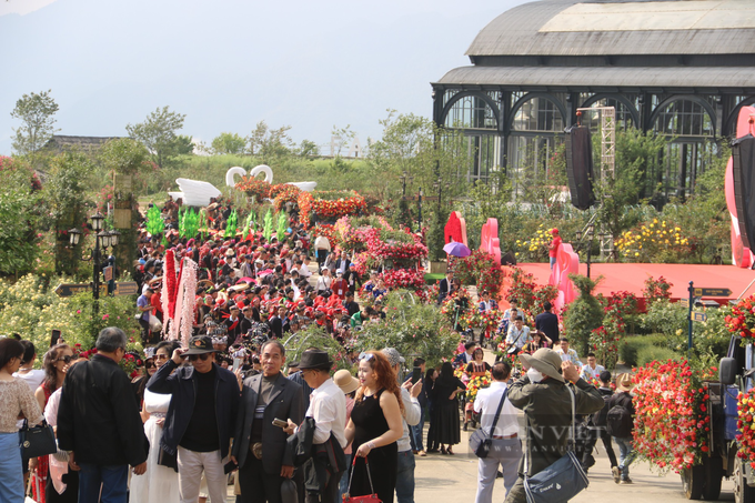Sapa sees record visitors during Reunification Day holiday - 1