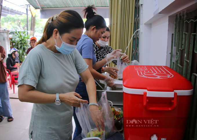 Danang restaurant offers free meals to disadvantaged people - 3