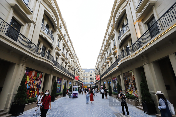 Young people rush to Western-style street in Hanoi - 1