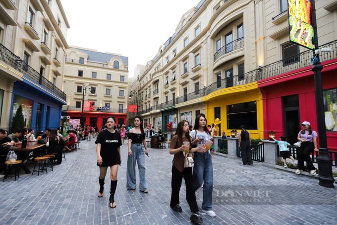 Young people rush to Western-style street in Hanoi - 2