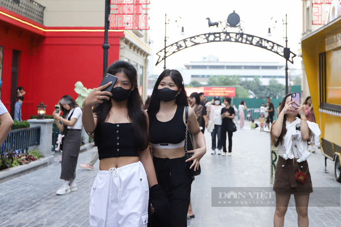 Young people rush to Western-style street in Hanoi - 3