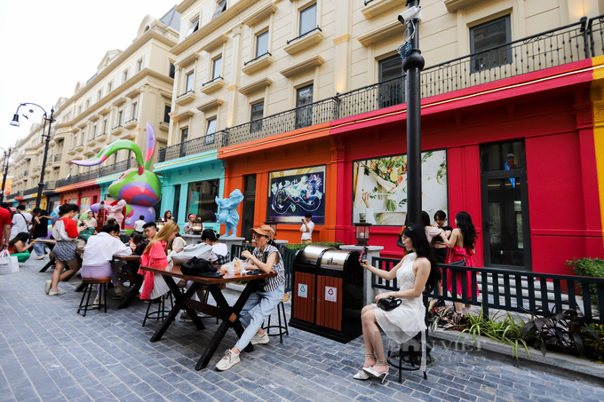 Young people rush to Western-style street in Hanoi - 5