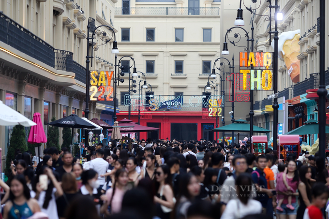 Young people rush to Western-style street in Hanoi - 6