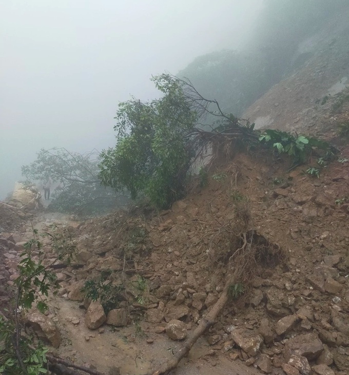 Landslide blocks traffic on Ha Tinh road - 1