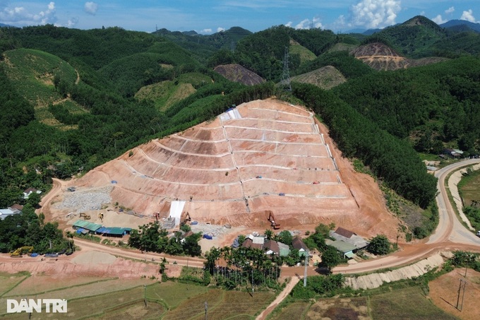 Quang Ngai modifying mountain slope geometry to prevent landslides - 1