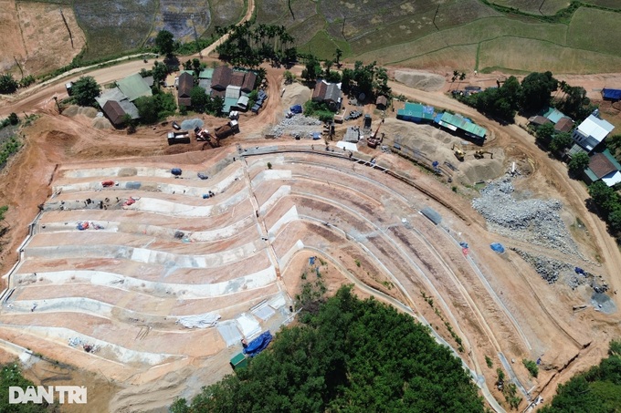 Quang Ngai modifying mountain slope geometry to prevent landslides - 2