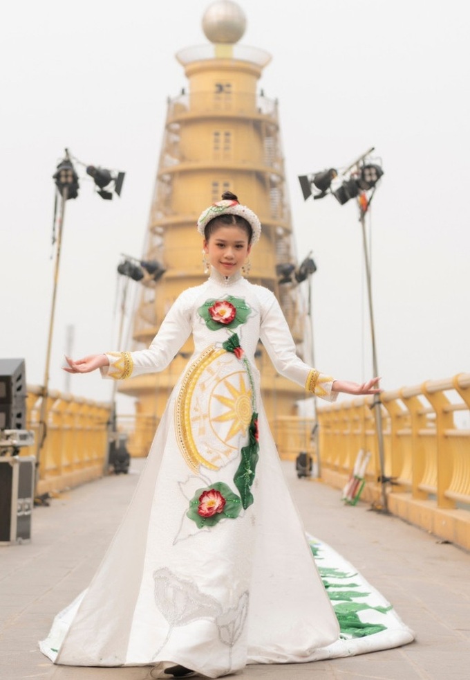 220-metre-long ao dai sets Guinness Vietnam Record - 3