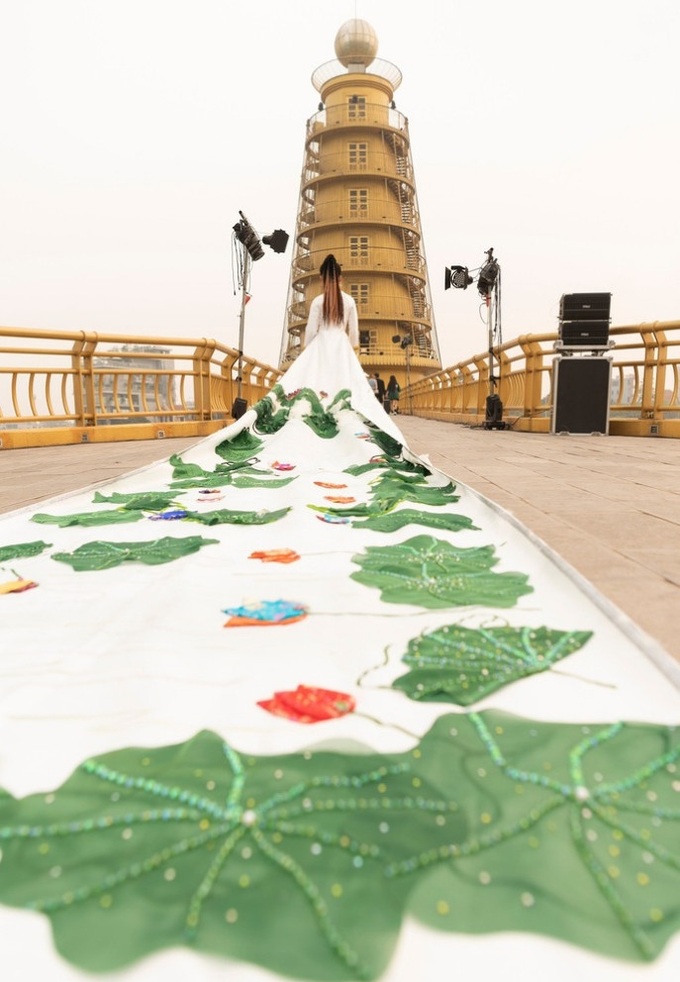 220-metre-long ao dai sets Guinness Vietnam Record - 2