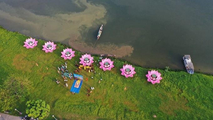 Buddha’s birthday marked by seven giant lotuses on Huong River - 1