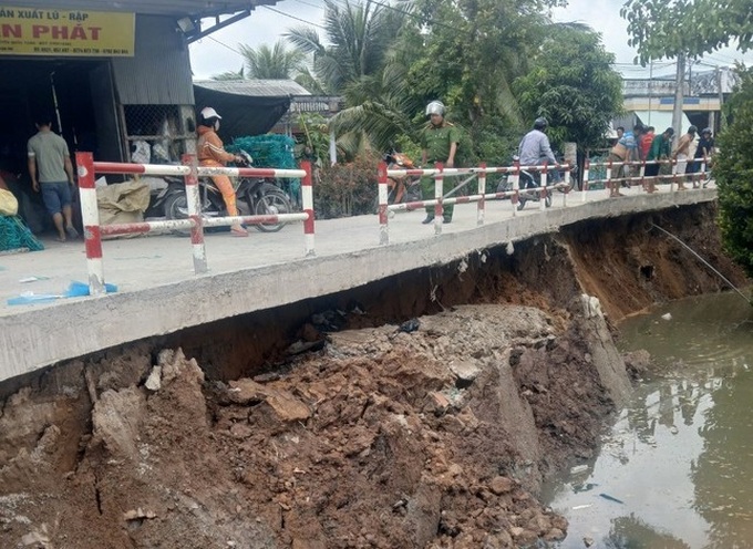 Riverbank erosion threatens Can Tho houses - 2