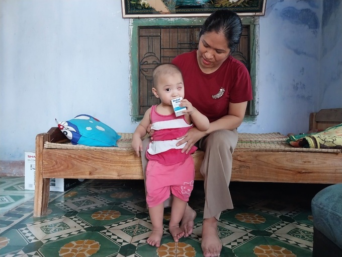 Poor couple seeking help to save little daughter - 1