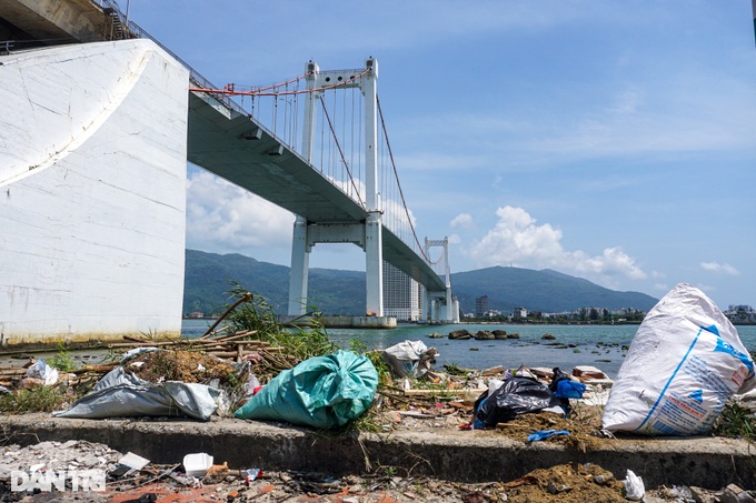 Illegal dumping ravages Danang river area - 2