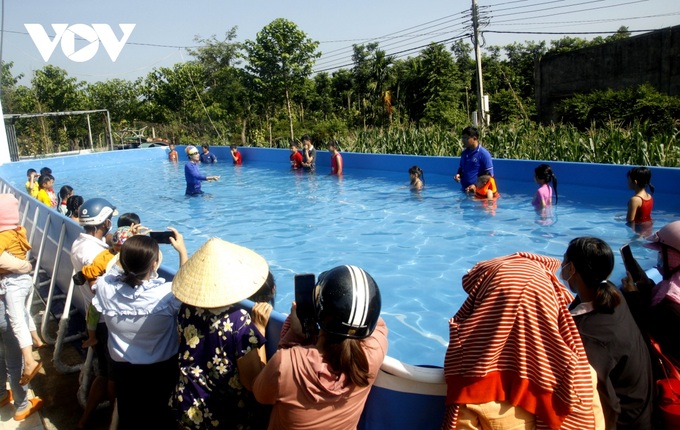 Children in remote areas learn to swim with portable pool - 2