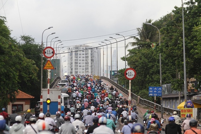 Hanoi, HCM City streets face severe congestion - 5