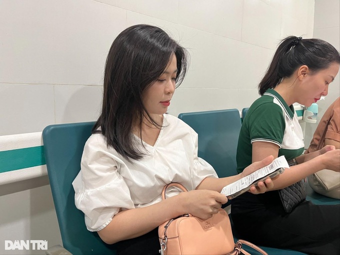 Hanoi hospital receives nearly 300 patients during extra check-up hours. - 2