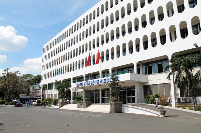 Eight more Covid-19 patients recover in Vietnam - 1