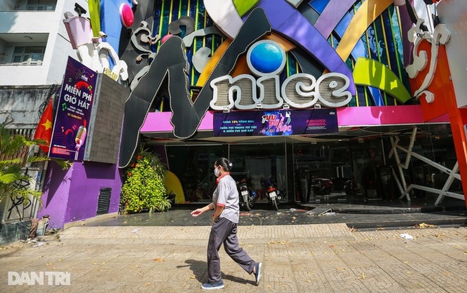 Bars and clubs to continue closing in HCM City - 1